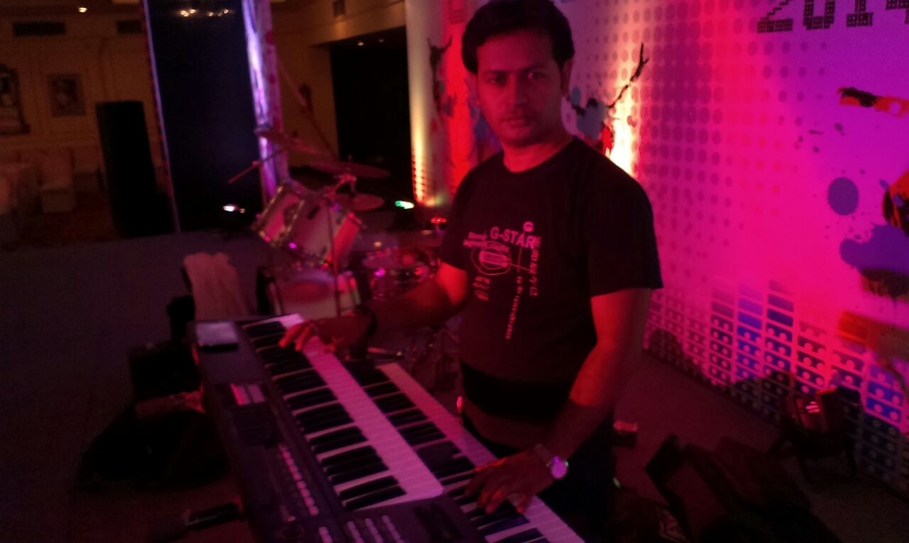male keyboard player tamil-nadu